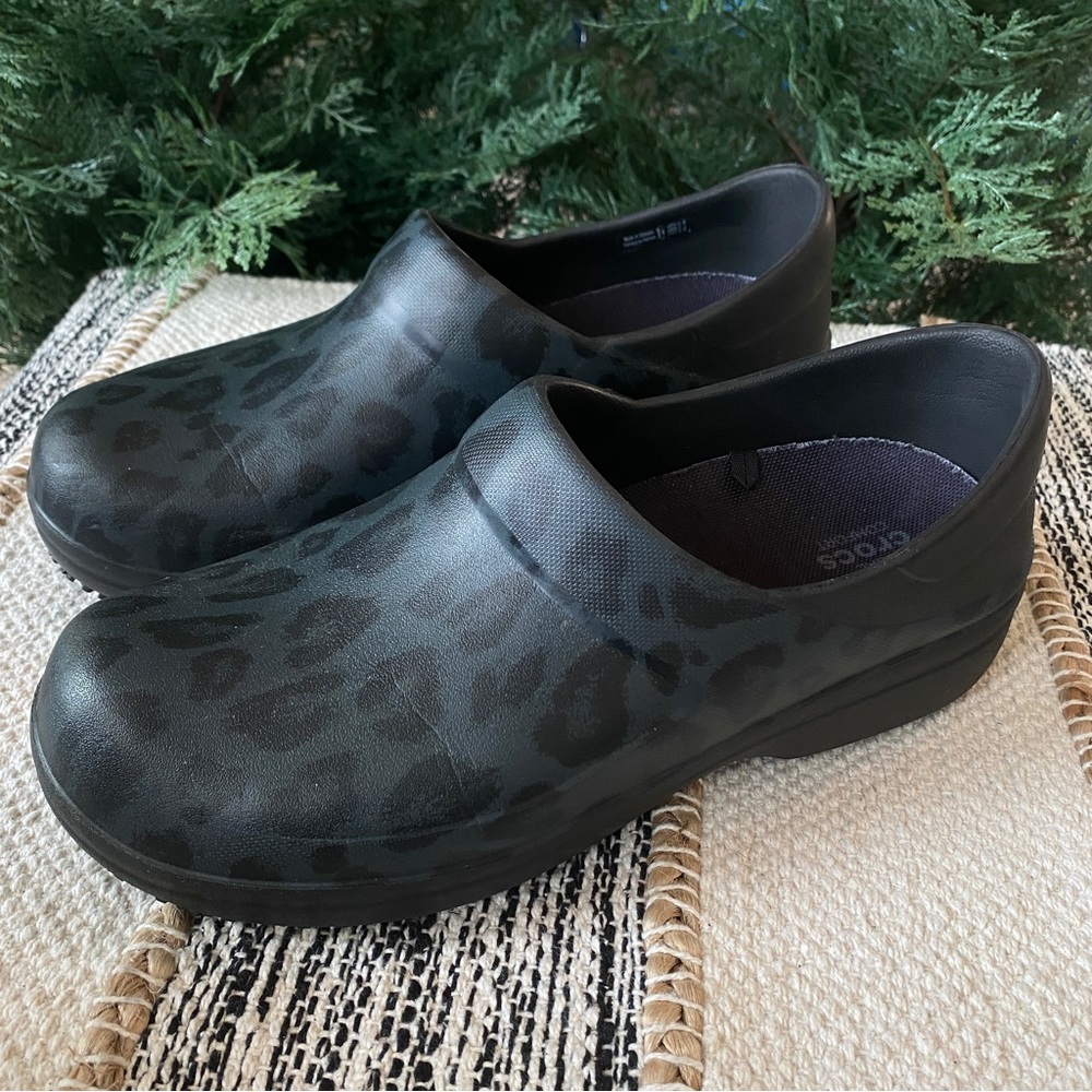 Crocs Women Comfort Clog Leopard Cheetah Slip On Walk Casual Size 9